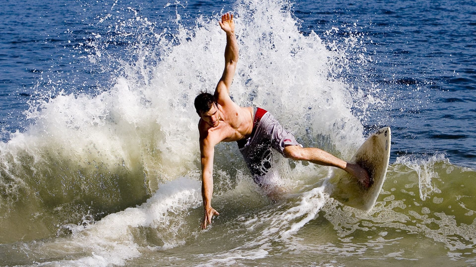 特色瀑布下跳水，勇气与技巧并存的运动享受，从瀑布上往下跳的运动叫啥