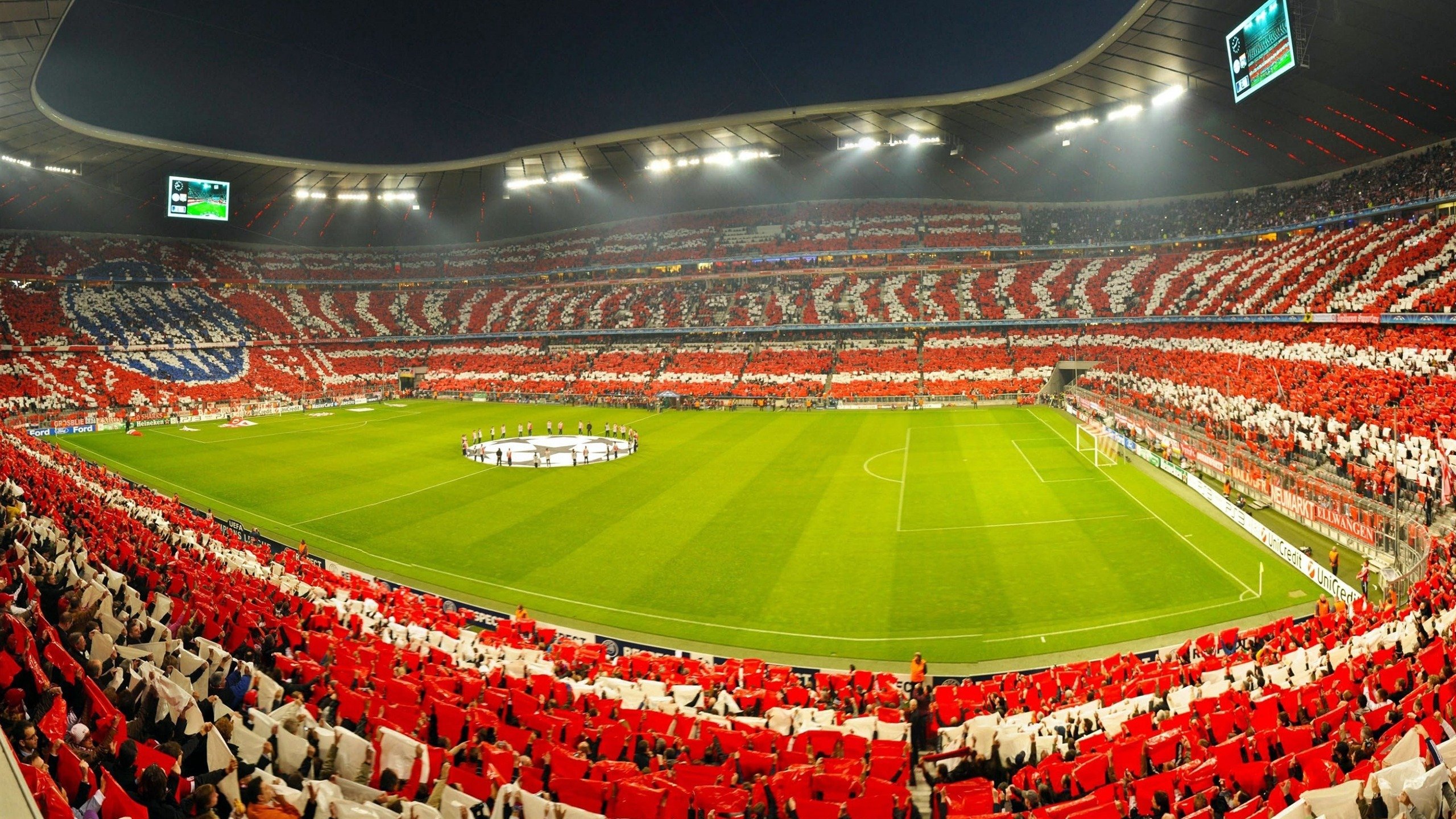 紧张足球比赛中球队表现出色，势如破竹，足球比赛正在紧张地进行修改病句